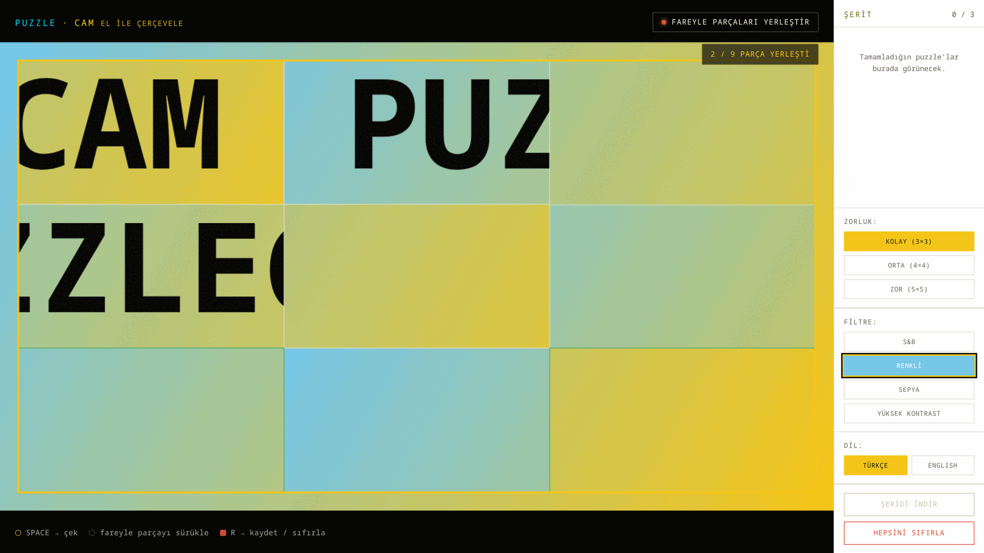 PuzzleCam arayüzü: karışmış puzzle parçaları, sağda zorluk, filtre ve dil ayarlarının olduğu şerit paneli.